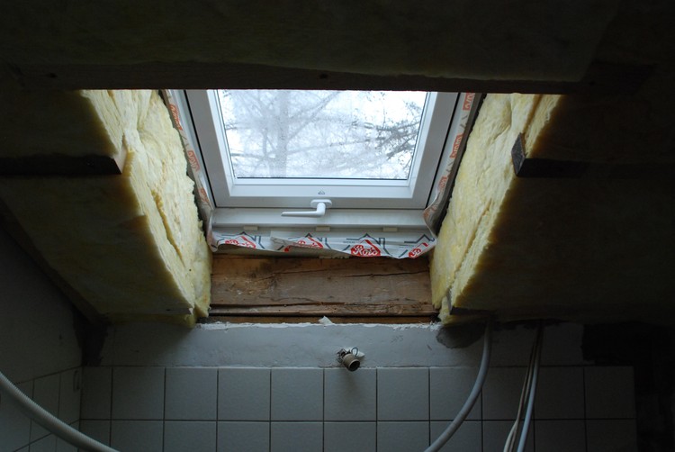 Innenansicht eines Dachfensters während des Einbaus, Firma Holzbau Zint, Sonthofen