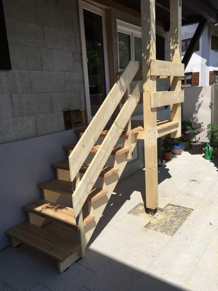 Holztreppe mit Holzpodest erstellt durch die Firma Holzbau Zint, Sonthofen